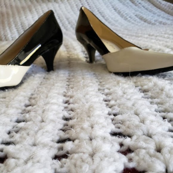Anne Klein Black and Ivory Patent Leather heels. - Picture 5 of 5